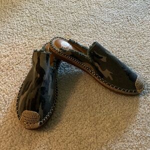 soft surroundings size 10 camouflage espadrille slides.